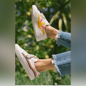 Soludos Embroidered Rainbow Stripe Leather Sneakers Women’s Size 8 White Lace Up